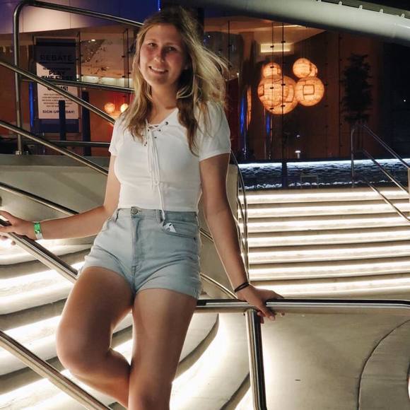 Meet your Posher, Amanda - Picture 1 of 1